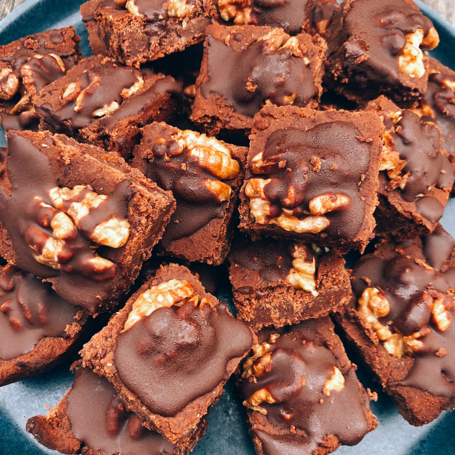 Schokoladige Lebkuchen-Brownies mit Kidneybohnen, gesüßt mit Datteln ...